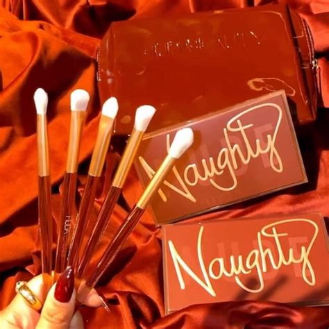 Новая палетка теней для век Huda Beauty Naughty Nude Eyeshadow Palette Holiday 2020 1BEAUTYNEWS RU