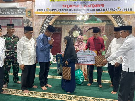 Wakili Pj Bupati Kampar Asisten Sekda Kampar Serahkan Bantuan Sebesar