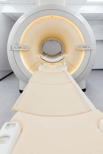 현대 병원 실험실에서 의료 Ct Mri 또는 애완 동물 기술적으로 진보 된 기능성 의료 장비를 깨끗한 흰색 방에 넣습니다 Mri