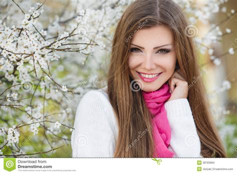 Portret Van Een Jong Brunette In Een Weelderige Tuin Stock Foto Image Of Romaans Mooi