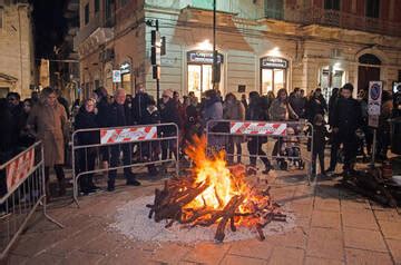 Migliaia Di Persone Per Lantica Tradizione Dei Fal Di San Giuseppe