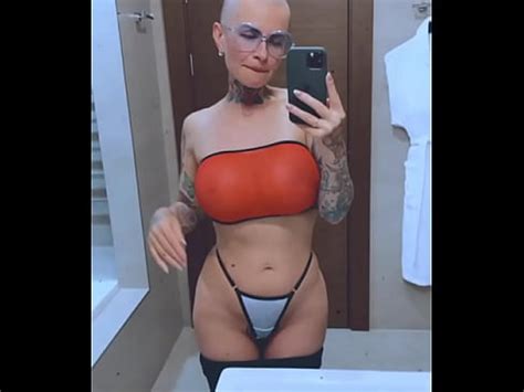 en el hotel estoy tocando mi coño con un tatuaje muñeca con grandes tetas XVIDEOS