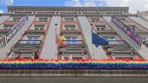 El Ministerio De Igualdad Cuelga Una Bandera LGTBI De 20 Metros