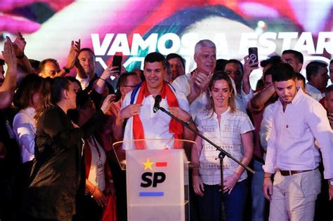 Candidato oficialista de Paraguay Santiago Peña se proclama vencedor de