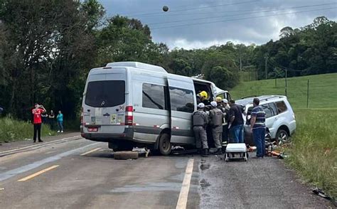 Trag Dia Acidente Frontal Entre Van Escolar E Caminhonete Deixa Tr S