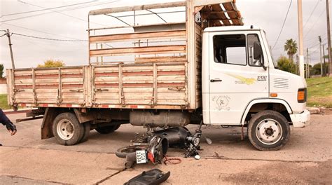 Motociclista sufrió lesiones al chocar con un camión Diario El Telégrafo