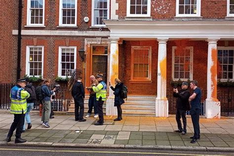 Activistas Ambientales Arrojan Pintura Naranja A La Sede De Grupos De