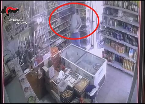 Tenta Rapina Armata Al Minimarket Ma Vede I Carabinieri E Scappa Il Video