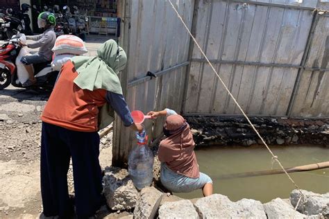 Foto Pelanggan Pdam Mengais Air Kubangan Kecewa Bayar Tagihan Tapi