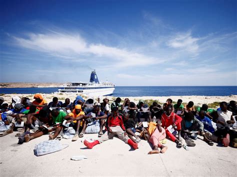 En Italia Isla De Lampedusa Lidia Con Miles De Migrantes Llegados En Un Día