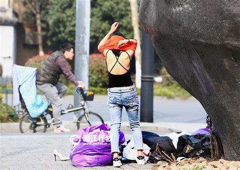 美女模特当街脱裤换衣 美女模特 换衣 凤凰海南