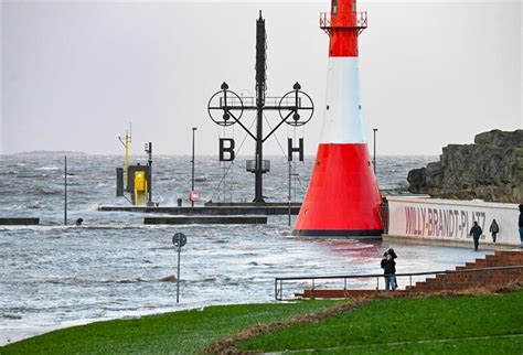 Schwere Sturmflut Trifft Auf Bremerhaven So Sieht Es In Stadt Und