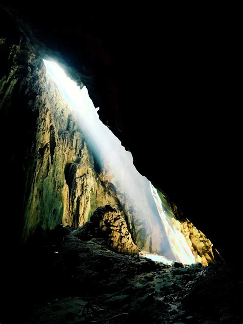 The last light of day in the dark cave, Batu Caves Kuala Lumpur [oc][3072x4096] : r/EarthPorn