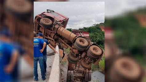 Caminh O Fica Pendurado Em Acidente Na Br Veja V Deo