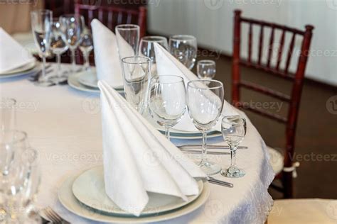 Mesa Elegante Para Cenar Con Vasos De Servilleta En El Restaurante