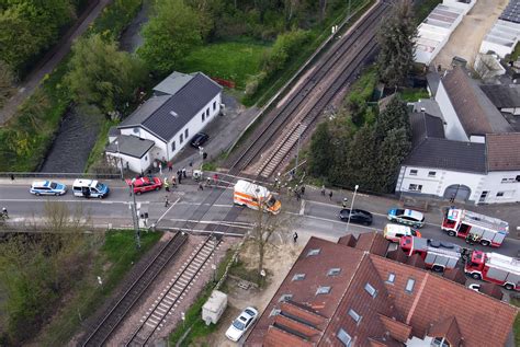 Fahrzeug an beschranktem Bahnübergang in Frelenberg von Zug erfaßt