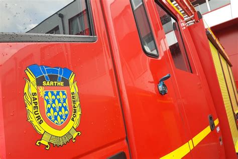 Une Voiture En Feu Sur La Rocade Du Mans La Circulation Ralentie