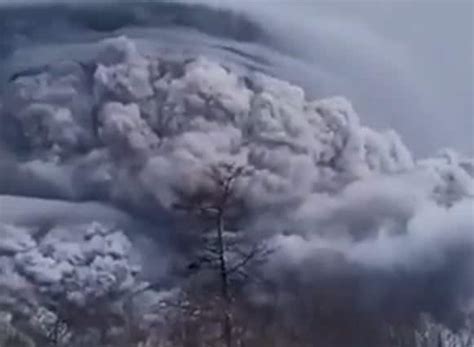 Eruzione Vulcano Shiveluch In Russia Nube Di Cenere Alta Km In