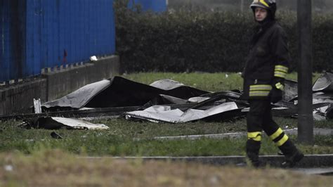 Le Immagini Dell Aereo Precipitato A Milano