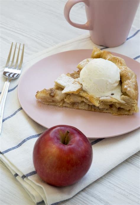 Rebanada De Empanada De Manzana Casera Con Helado En La Placa Rosada