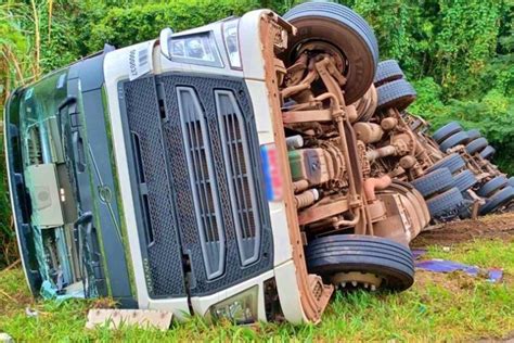 Carreta tomba na BR 116 em Leopoldina e parte da carga de cerveja é