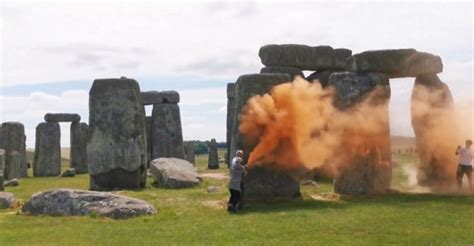 Gli Ambientalisti Di Just Stop Oil Imbrattano Stonehenge Vergogna