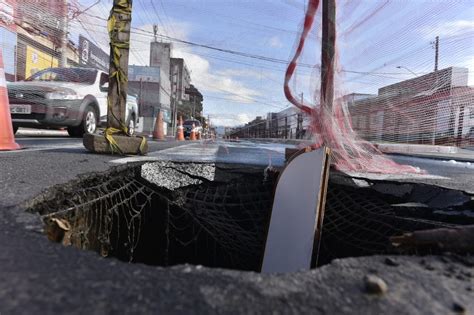 Depois das chuvas cratera se abre na Avenida Leitão da Silva em