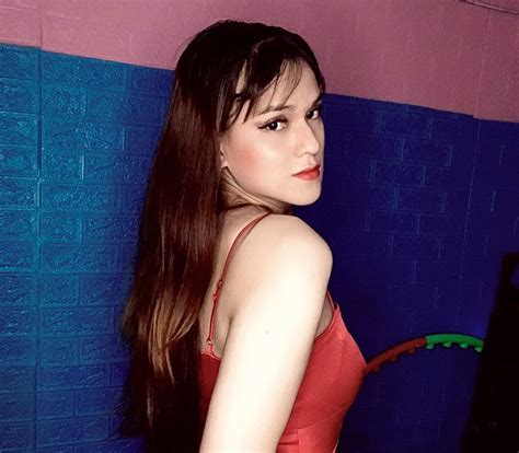 Chân dung hotgirl bán trà mãng cầu hot nhất MXH ngỡ em gái sinh đôi Hoa hậu Hương Giang