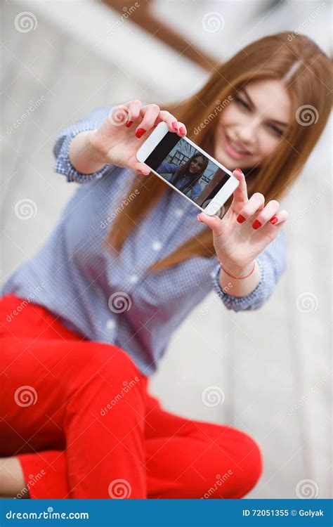 Piękna Młoda Ostra Kobieta Robi Selfie Podczas Gdy Siedzący Outdoors