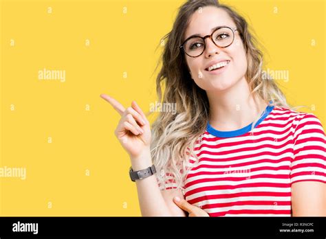 Sch Ne Junge Blonde Frau Brille Ber Isolierte Hintergrund Mit Einem L Cheln Auf Dem Gesicht Und