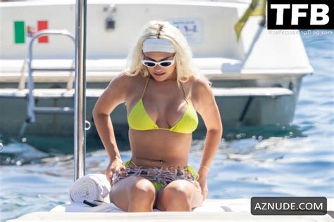 Kelsey Calemine Sexy Seen Flaunting Her Hot Body Wearing A Yellow Bikini On A Yacht In Italy