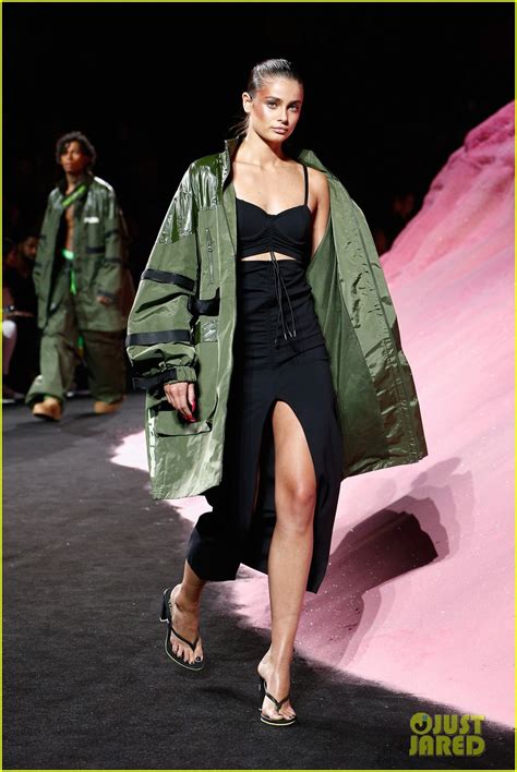 Adriana Lima, Stella Maxwell, & Taylor Hill Walk Rihanna's Fenty Puma ...