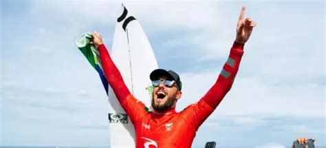 Filipe Toledo Fatura T Tulo Da Etapa Da Wsl Em Bells Beach Folha Pe