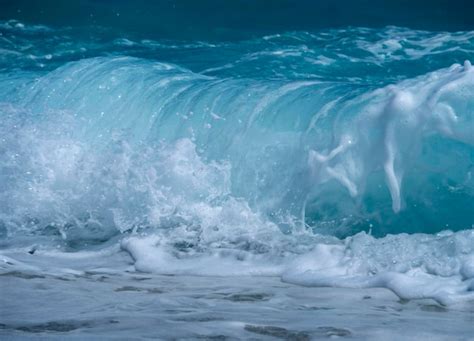 Lindas Ondas De Espuma Em Um Dia Ensolarado No Mar Egeu Na Ilha Na