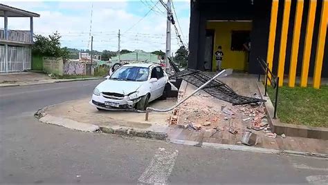 Motorista De Aplicativo Em Alta Velocidade Provoca Batida Capota E