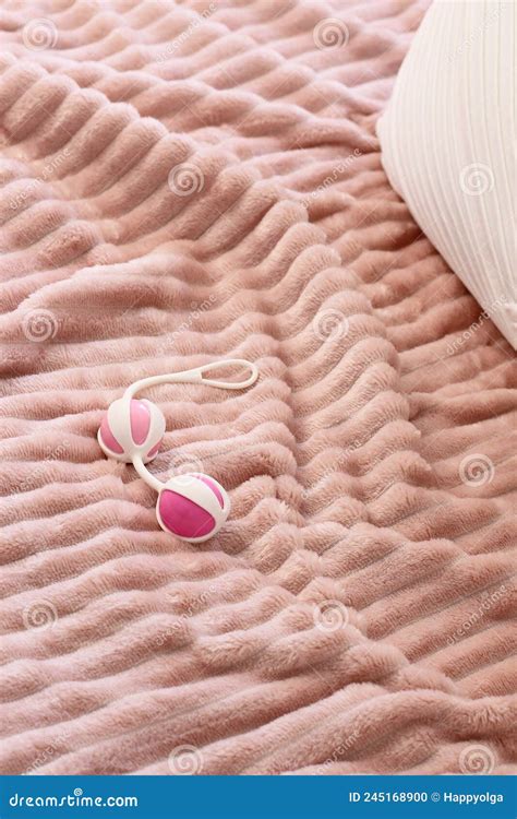 Bolas De Vagina Rosada En El Estilo De Vida De La Cama Foto De Archivo