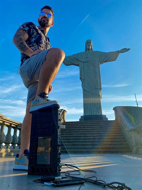 Dennis DJ Faz Tatuagem Para Eternizar Live No Cristo Redentor Quem