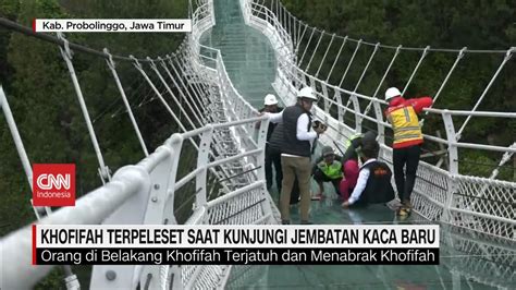 Khofifah Terpeleset Saat Kunjungi Jembatan Kaca Baru Youtube