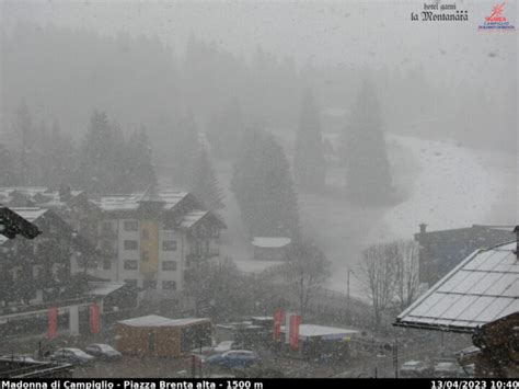 Fitta Nevicata In Corso A Madonna Di Campiglio Campane Di Pinzolo It