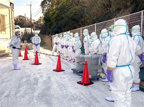 高病原性鳥インフルエンザの陽性確認を受け、防疫措置を始める福岡県の職員ら＝2日午前、福岡市（福岡県提供） 採卵鶏を24万羽殺処分、自衛隊に