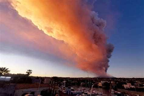 Ätna Vulkan auf Sizilien spuckt Feuer und Asche spektakulärer Ausbruch