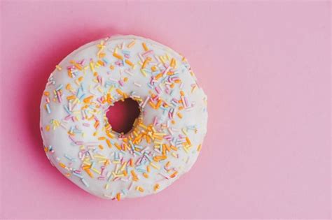 Глазированный пончик с брызгами на розовом фоне | Премиум Фото | Donuts ...