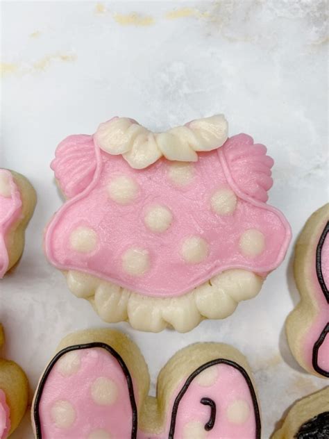 How To Decorate Minnie Mouse Cookies With Buttercream Buttercream Parties