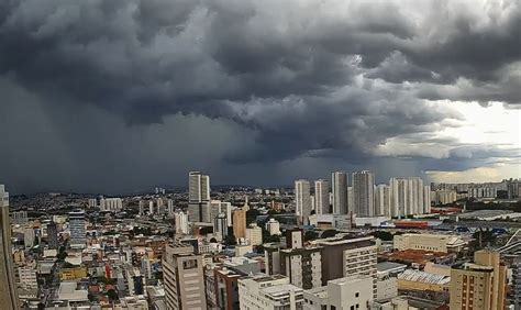 Em meio à onda de calor extrema SP tem temporal e falta de energia