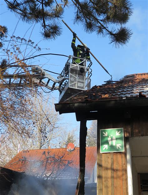 Schuppenbrand greift auf Fassade und Dachstuhl über Freiwillige