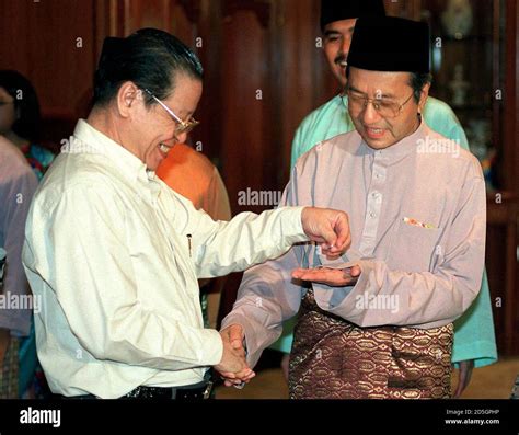 Baju Melayu Hitam Tun Mahathir Edward Johnston