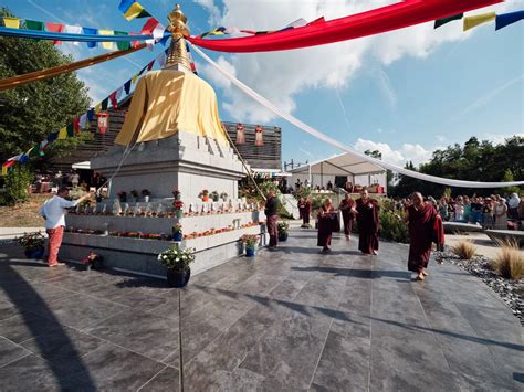 Karmapa donne des enseignements sur le Dharma confère une initiation