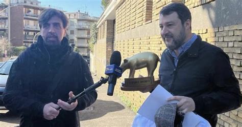 Striscia La Notizia Blitz Contro Matteo Salvini Sono Orgoglioso Lo