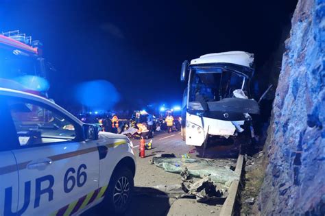 Al menos 2 muertos y 7 heridos graves en un accidente de autobús