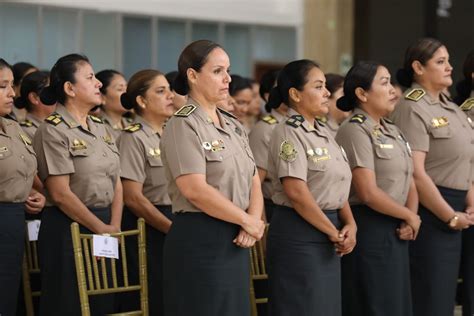 Día de la Mujer Policía comandante general destaca compromiso en su